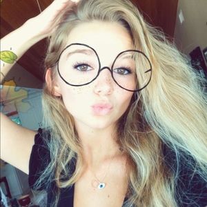 Meet your Posher, Andrea